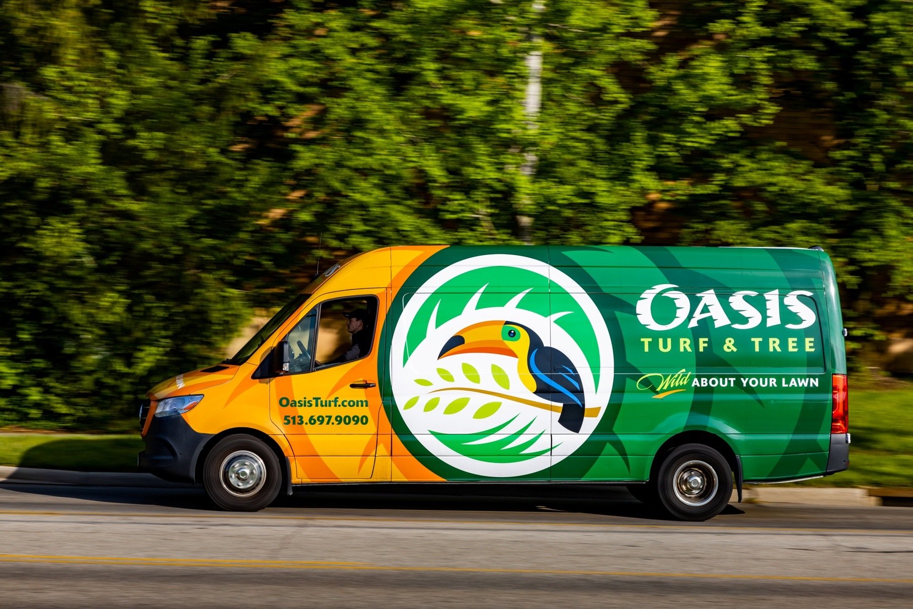 Oasis Turf & Tree van en route in Dayton