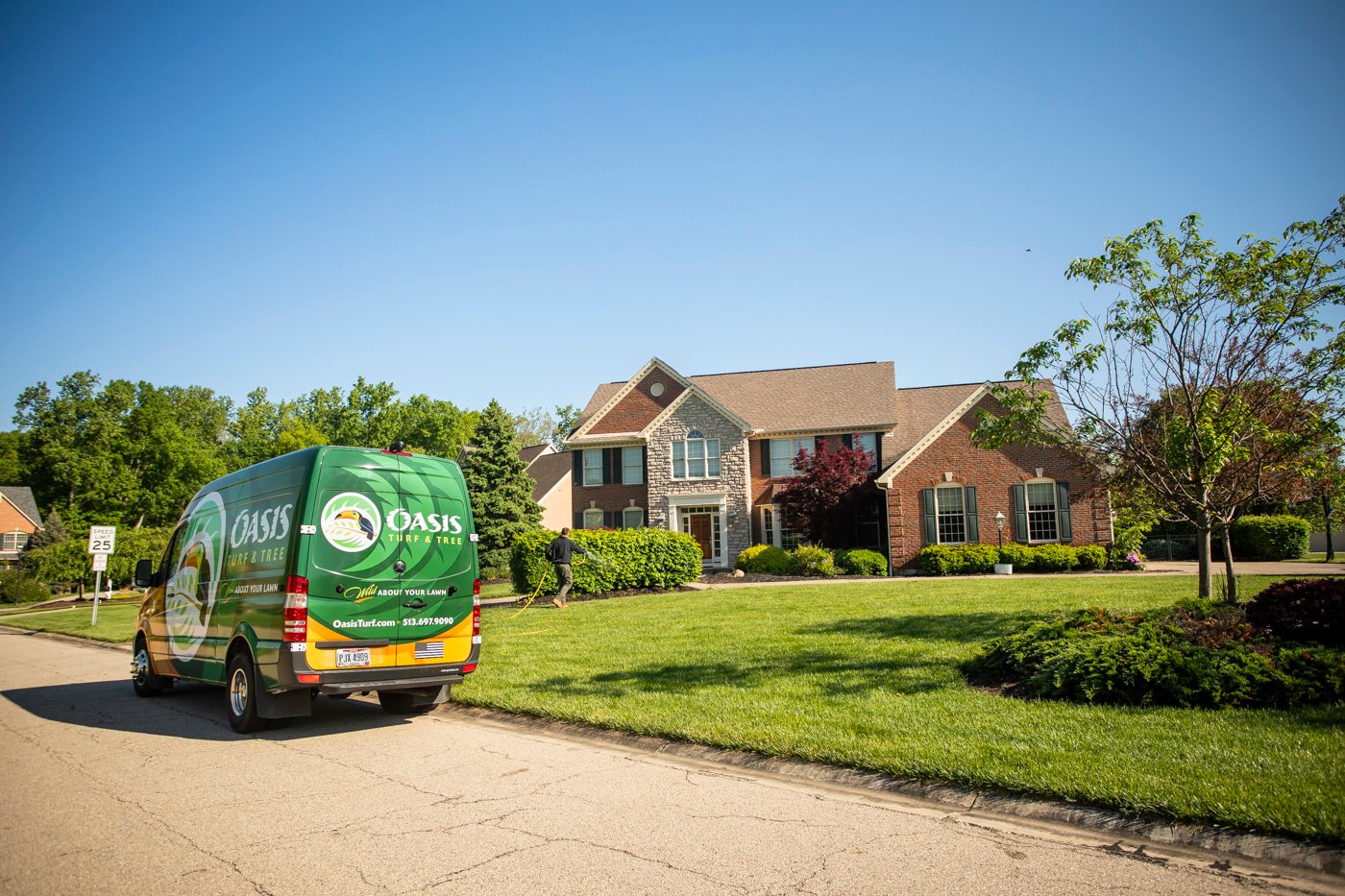 technician-spraying-shrubs-van-plant-health-care-6