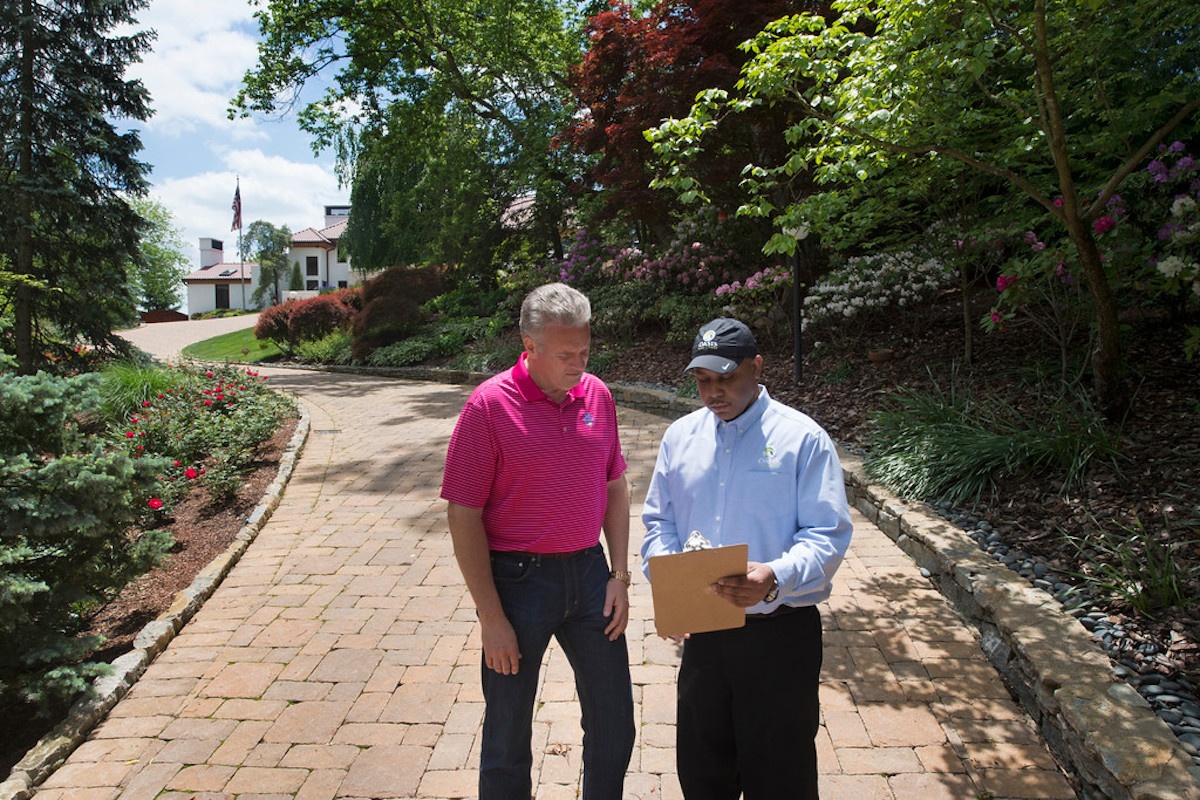 Oasis tree technician speaking with client